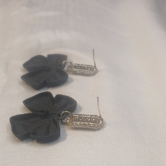 Elegant Black Bow Knot Earrings - Picture 3 of 4